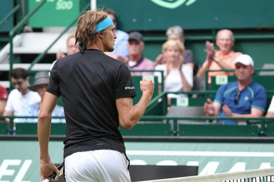 Alexander Zverev bejubelt seinen Einzug in die zweite Runde in Halle.