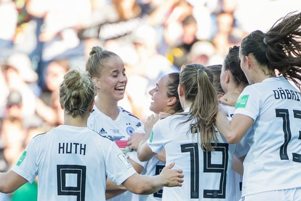 Die deutschen Spielerinnen feiern den Treffer von Lina Magull zum 4:0-Endstand.