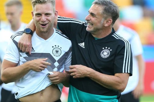 U21-Coach Stefan Kuntz (r) setzt in der Startelf gegen Dänemark auf Arne Maier.