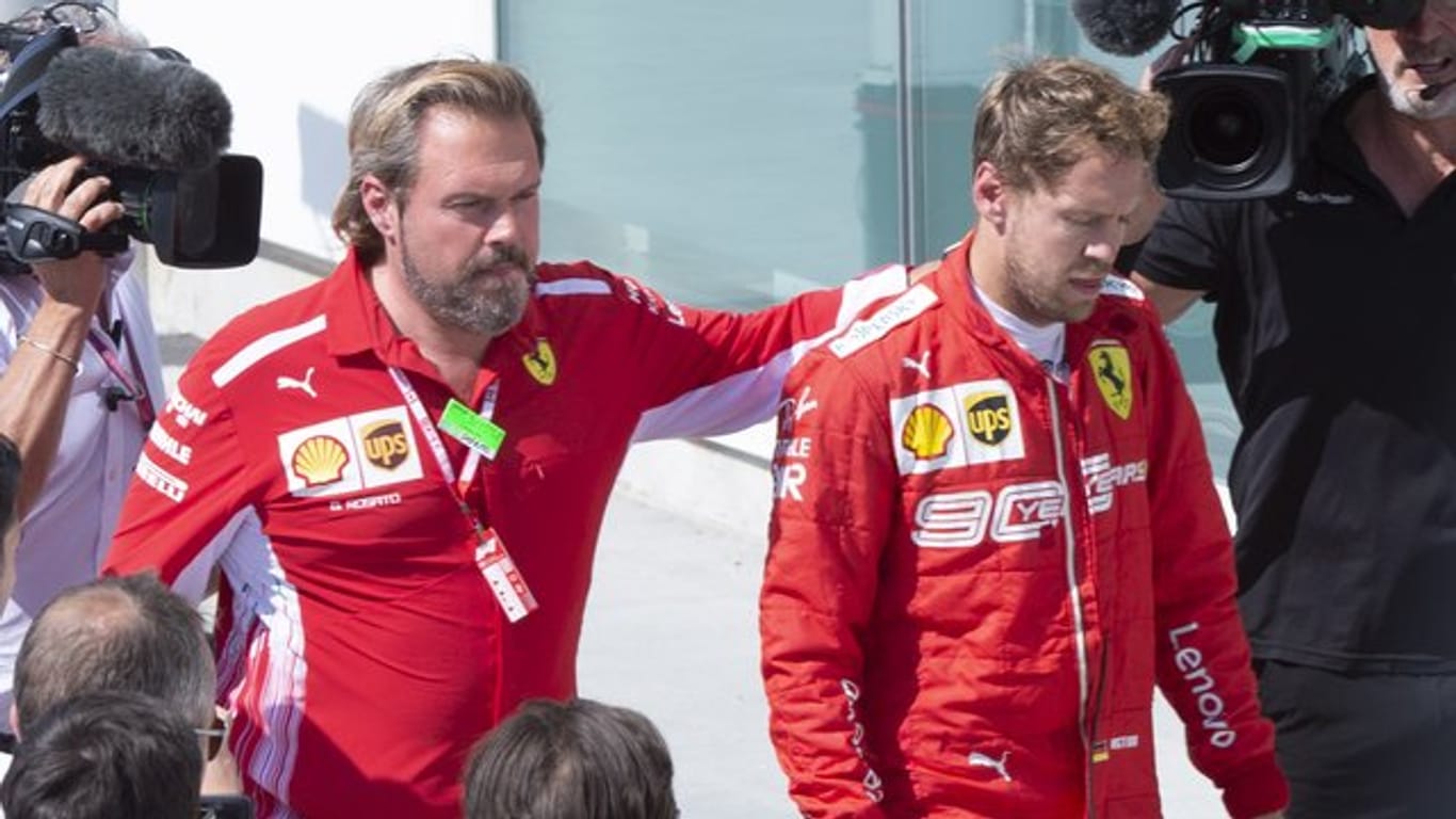 Sebastian Vettel verlässt beim Großen Preis von Kanada enttäuscht die Siegerehrung.