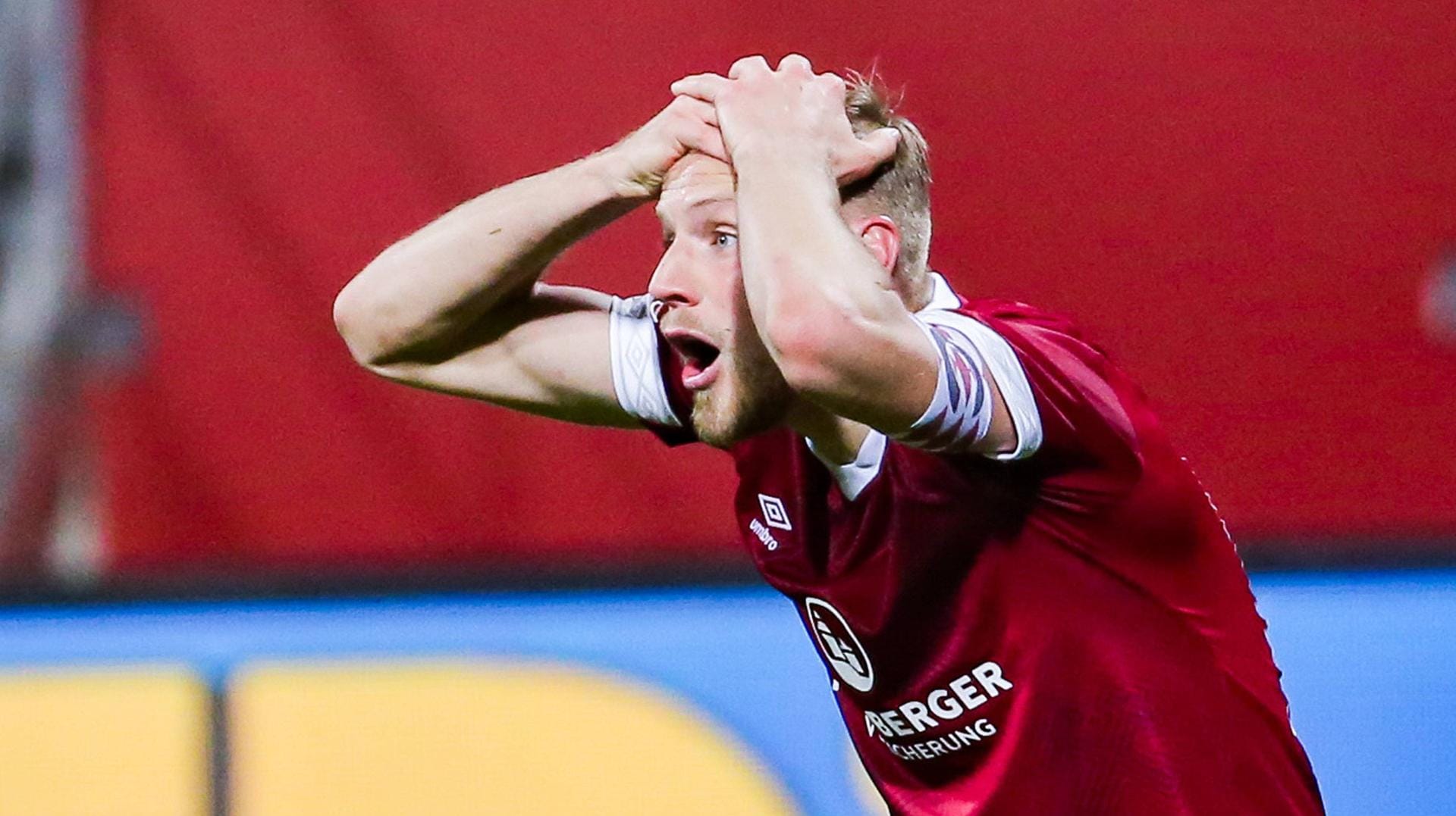 Hanno Behrens: Konnte gegen Schalke 04 den Pfiff des Schiedsrichters auch nicht fassen. Hanno Behrens: Konnte gegen Schalke 04 den Pfiff des Schiedsrichters auch nicht fassen.