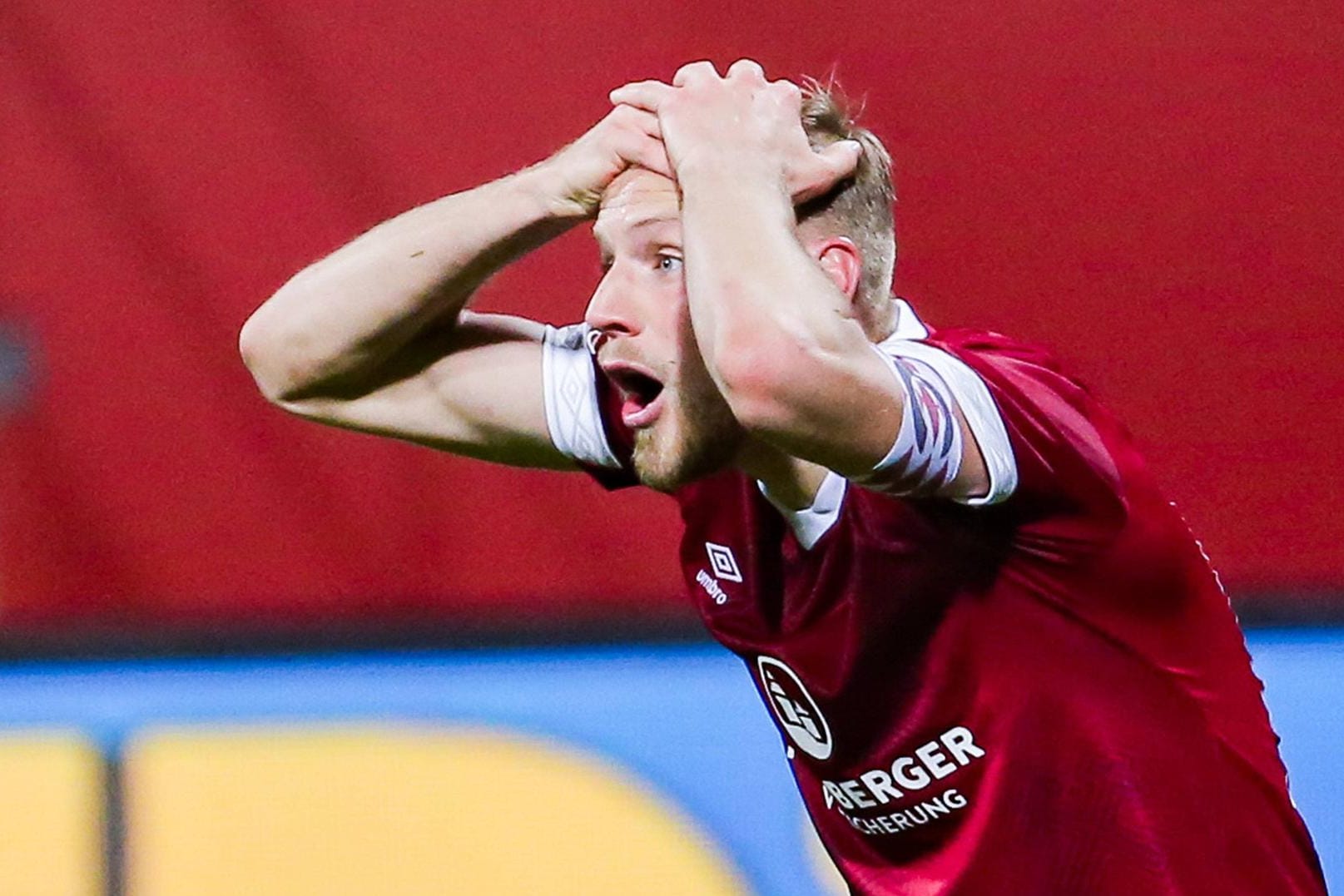 Hanno Behrens: Konnte gegen Schalke 04 den Pfiff des Schiedsrichters auch nicht fassen.
