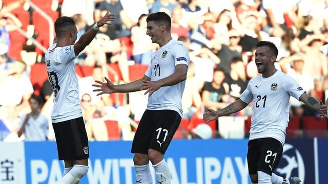 Die U21-Fußballer Österreichs feiern bei ihrem EM-Debüt den Sieg gegen Serbien. Die U21-Fußballer Österreichs feiern bei ihrem EM-Debüt den Sieg gegen Serbien.