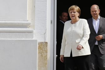 Kanzlerin Merkel und Vizekanzler Scholz: "Als Demokraten zusammenstehen".