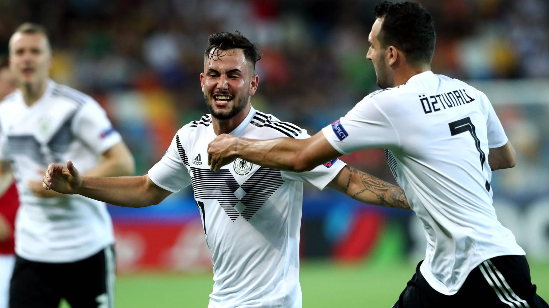 Doppeltorschütze Marco Richter (l.) und Levin Öztunali jubeln: Die U21 ist erfolgreich in die EM gestartet.