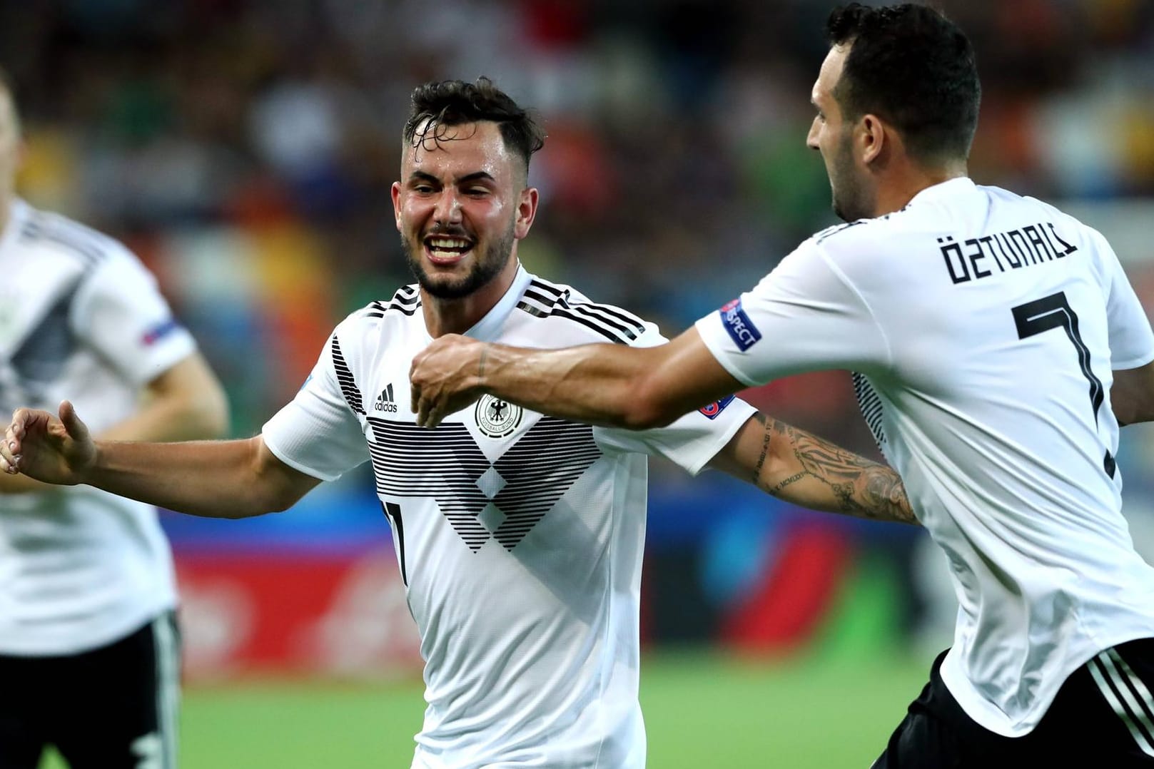 Doppeltorschütze Marco Richter (l.) und Levin Öztunali jubeln: Die U21 ist erfolgreich in die EM gestartet.