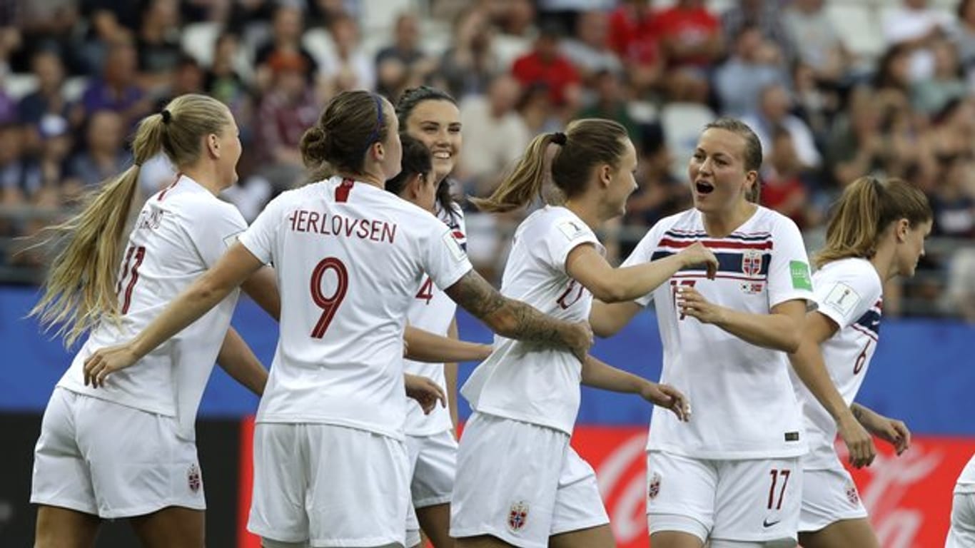Norwegens Fußballerinnen feiern mit dem Sieg gegen Südkorea den Einzug ins Achtelfinale.