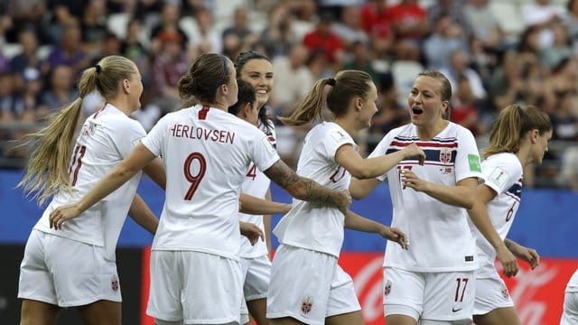 Norwegens Fußballerinnen feiern mit dem Sieg gegen Südkorea den Einzug ins Achtelfinale. Norwegens Fußballerinnen feiern mit dem Sieg gegen Südkorea den Einzug ins Achtelfinale.