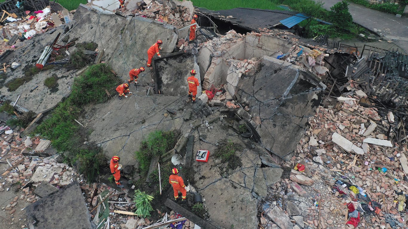 Erdbeben in China: Rettungskräfte suchen in den Trümmern eines Hauses nach Überlebenden.