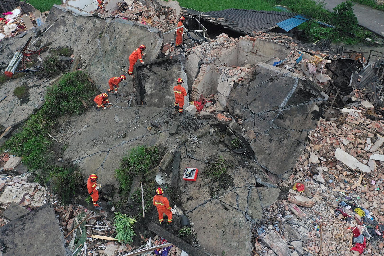 Erdbeben in China: Rettungskräfte suchen in den Trümmern eines Hauses nach Überlebenden.