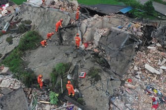 Erdbeben in China: Rettungskräfte suchen in den Trümmern eines Hauses nach Überlebenden.