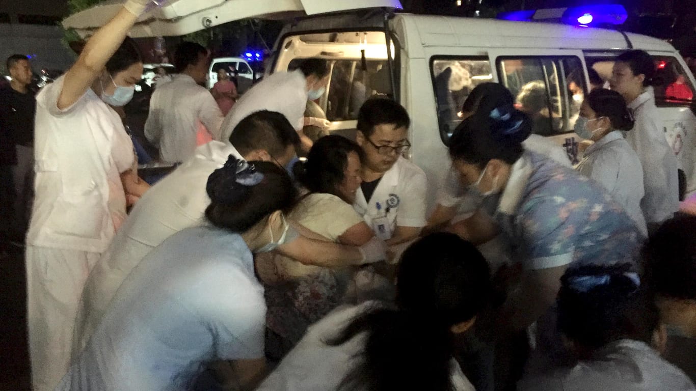 Rettungskräfte kümmern sich um die Verletzten nach einem Erdbeben: Behörden in China befürchten, dass die Opferzahlen noch weiter ansteigen werden.