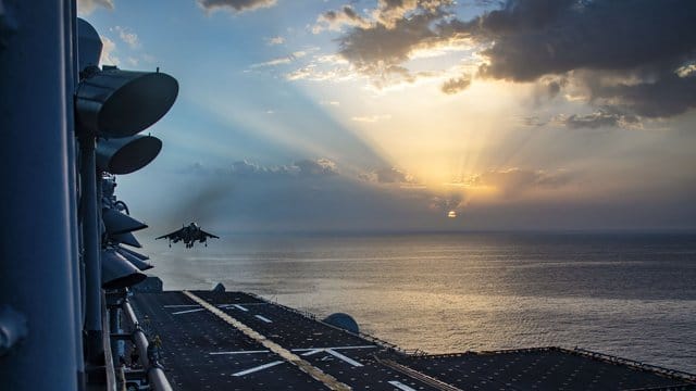 Ein Kampfflugzeug vom Typ AV-8B Harrier landet bei einer Übung auf dem Flugdeck der "USS Kearsarge" (LHD 3).