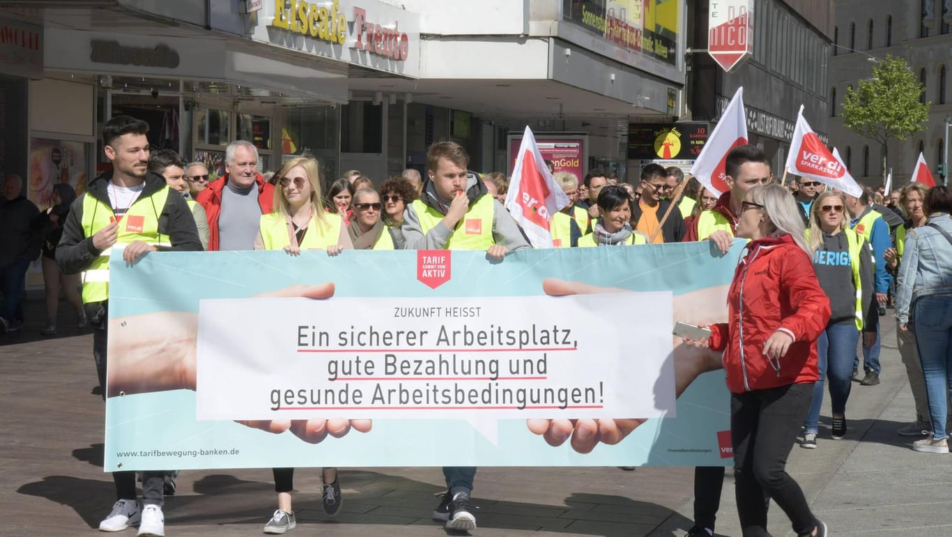 Saarbrücken: Beschäftigten von Banken und Sparkassen streiken im Mai:. Nun hat die Gewerkschaft Verdi Beschäftigte in Braunschweig, Hannover und Bremen zum Warnstreik aufgerufen.