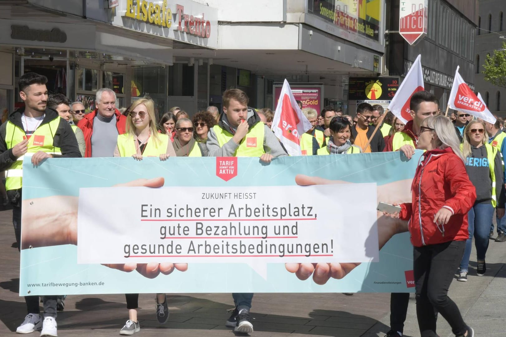 Saarbrücken: Beschäftigten von Banken und Sparkassen streiken im Mai:. Nun hat die Gewerkschaft Verdi Beschäftigte in Braunschweig, Hannover und Bremen zum Warnstreik aufgerufen.