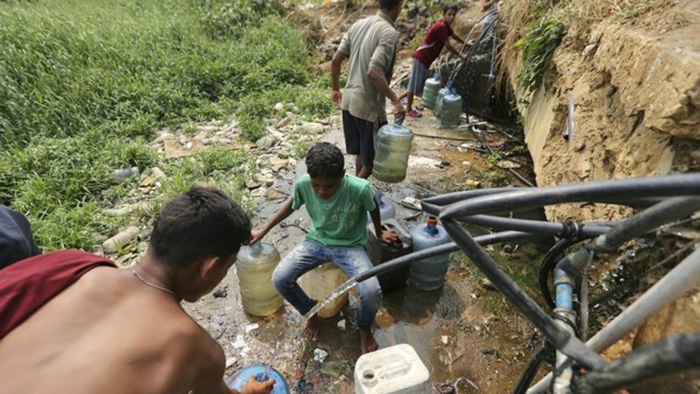 Mehr als zwei Milliarden Menschen weltweit haben nach einem Bericht der Vereinten Nationen weiterhin keine sichere Versorgung mit sauberem Trinkwasser.