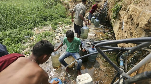 Mehr als zwei Milliarden Menschen weltweit haben nach einem Bericht der Vereinten Nationen weiterhin keine sichere Versorgung mit sauberem Trinkwasser. Mehr als zwei Milliarden Menschen weltweit haben nach einem Bericht der Vereinten Nationen weiterhin keine sichere Versorgung mit sauberem Trinkwasser.