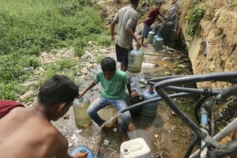 Mehr als zwei Milliarden Menschen weltweit haben nach einem Bericht der Vereinten Nationen weiterhin keine sichere Versorgung mit sauberem Trinkwasser.