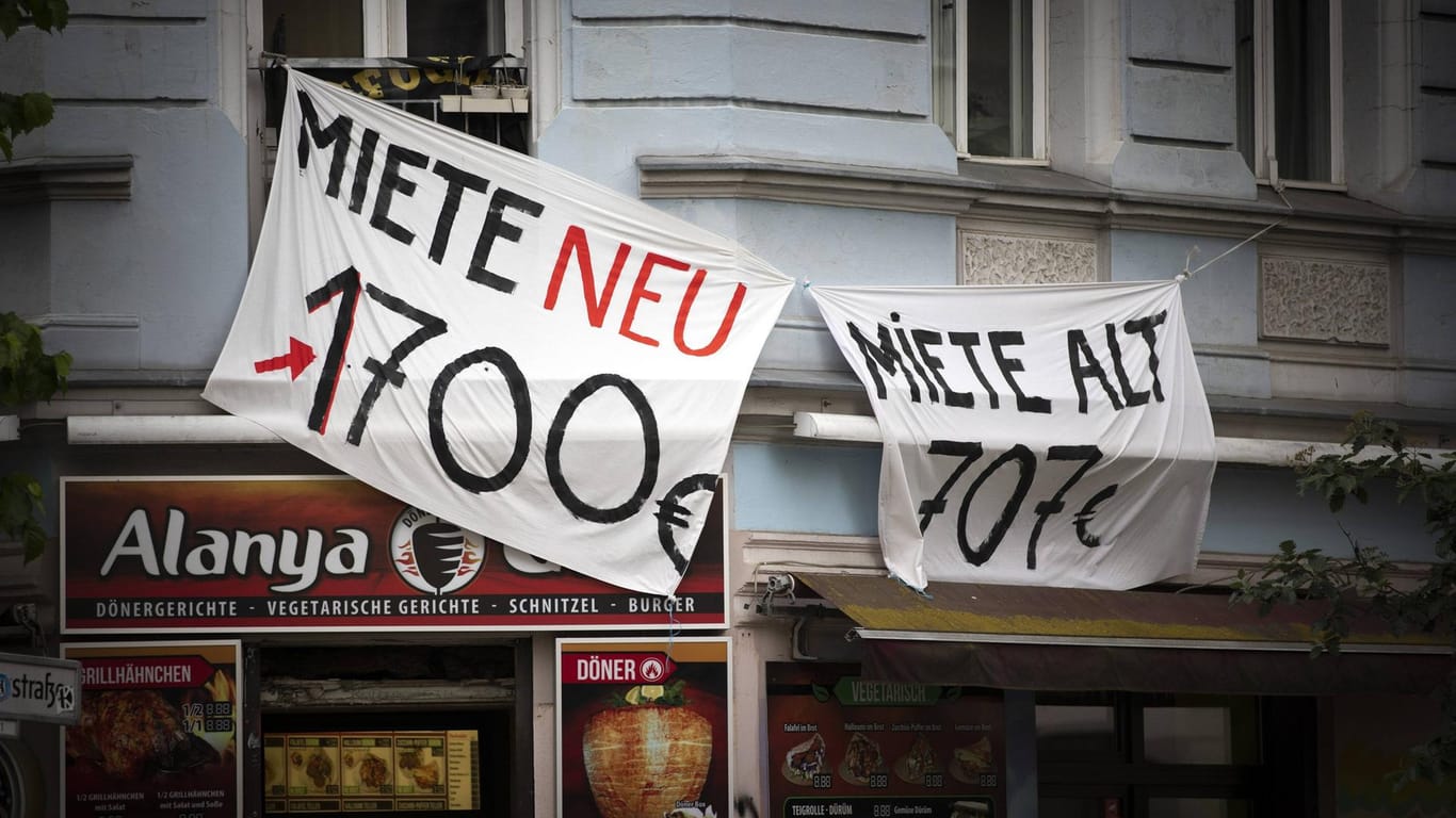 Problem in Berlin: Mieter demonstrieren mit einem Banner gegen Mieterhöhungen.