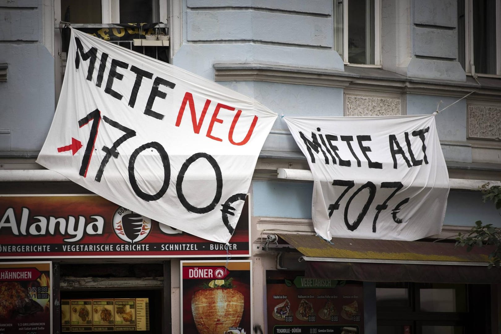 Problem in Berlin: Mieter demonstrieren mit einem Banner gegen Mieterhöhungen.