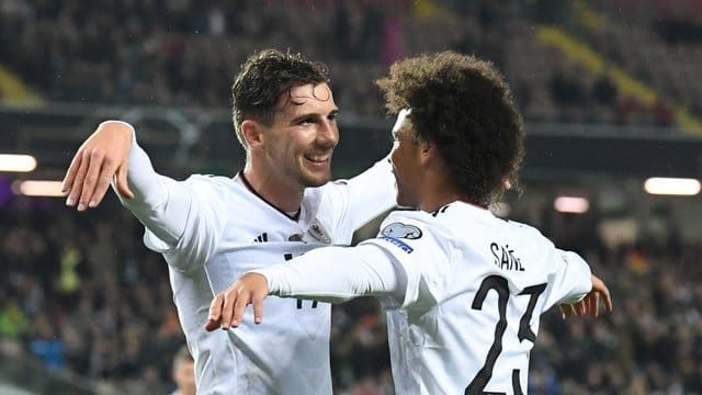 Leon Goretzka (l) würde sich auf Leroy Sané (r) als Zugang beim FC Bayern München freuen. Leon Goretzka (l) würde sich auf Leroy Sané (r) als Zugang beim FC Bayern München freuen.