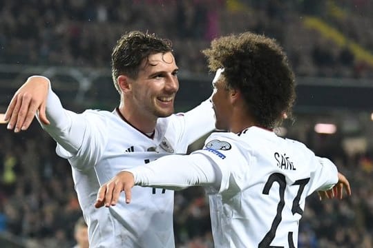 Leon Goretzka (l) würde sich auf Leroy Sané (r) als Zugang beim FC Bayern München freuen.