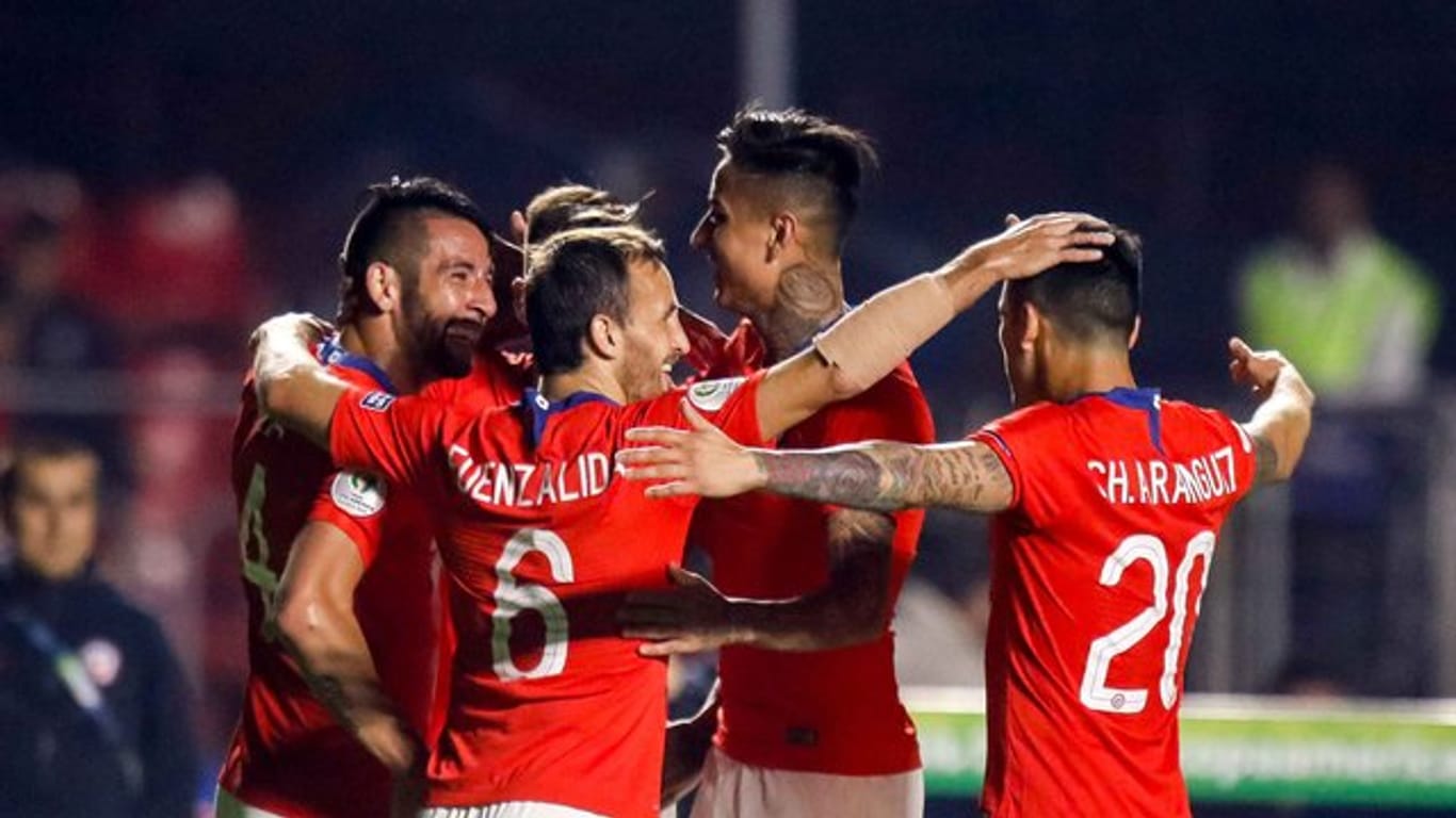 Die chilenischen Spieler freuen sich über das mit 0:4 gewonnene Spiel gegen Japan.