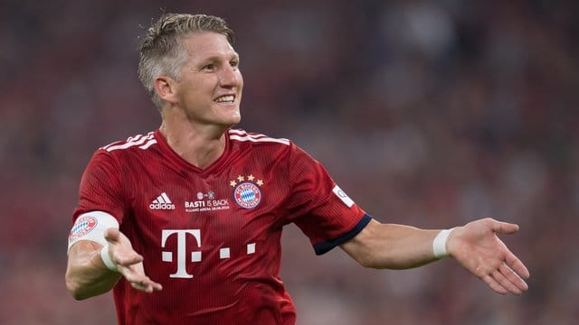 Bastian Schweinsteiger will im Herbst über seine fußballerische Zukunft entscheiden. Bastian Schweinsteiger will im Herbst über seine fußballerische Zukunft entscheiden.