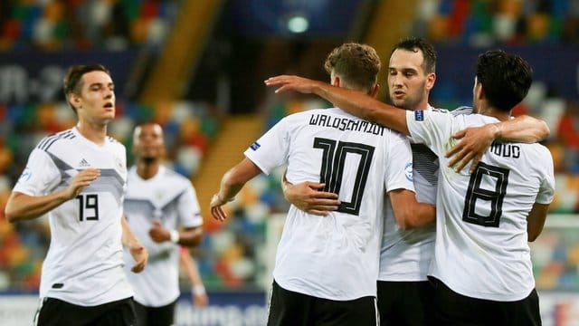 Die deuschen U21-Spieler freuen sich über den gelungenen EM-Auftakt. Die deuschen U21-Spieler freuen sich über den gelungenen EM-Auftakt.