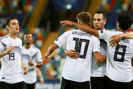 Die deuschen U21-Spieler freuen sich über den gelungenen EM-Auftakt.