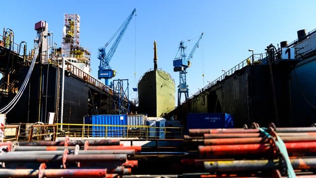 Das Marine-Segelschulschiff "Gorch Fock" liegt in einem Dock der Bredo-Werft.