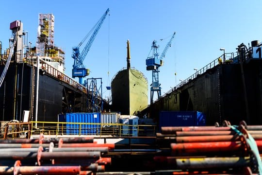 Das Marine-Segelschulschiff "Gorch Fock" liegt in einem Dock der Bredo-Werft.