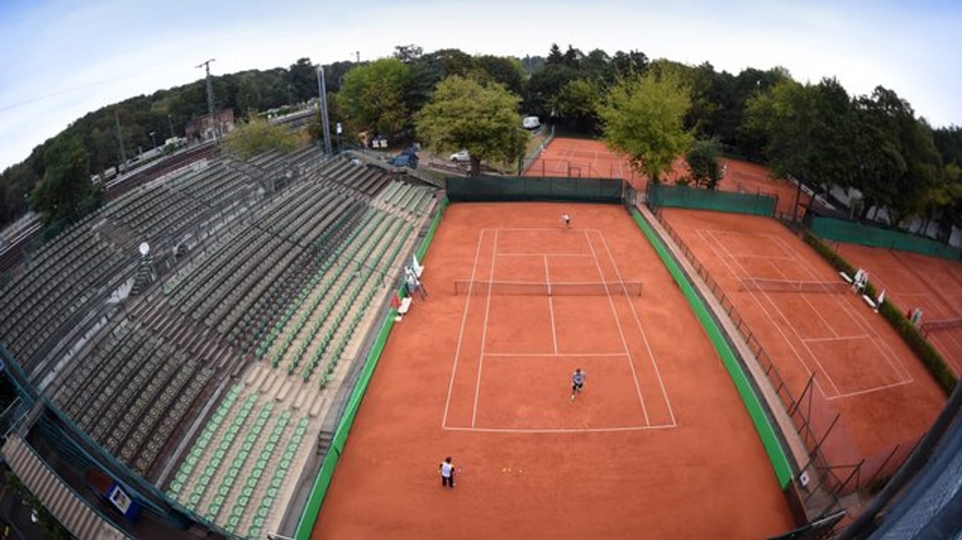 Im Steffi-Graf-Stadion des Lawn Tennis Turnierclub Rot-Weiß LTTC wird derzeit auf Sand gespielt.