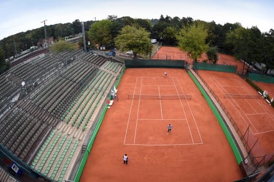 Im Steffi-Graf-Stadion des Lawn Tennis Turnierclub Rot-Weiß LTTC wird derzeit auf Sand gespielt.