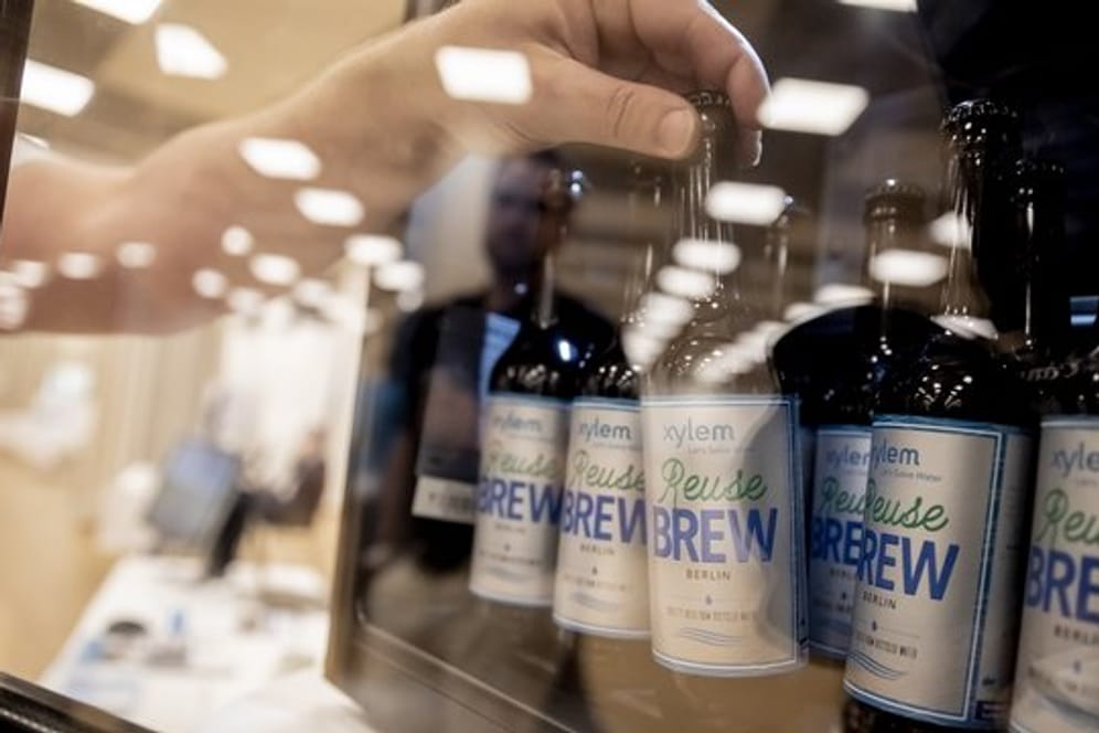 Mit Bier aus Abwasser will eine Herforder Firma ein Zeichen für die Nutzung von recyceltem Schmutzwasser setzen.