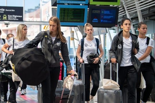 Umzug: Deutschlands Fußball-Frauen ziehen nach Grenoble um.