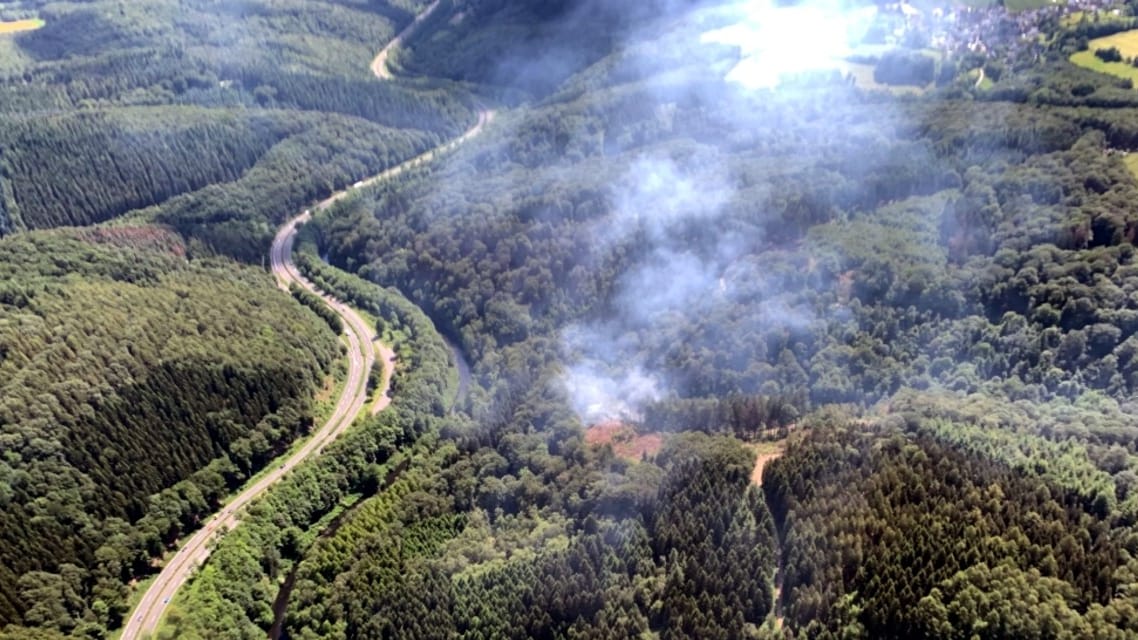 Die Brandstelle im Burgholz von oben: Hier waren die Feuerwehr Solingen und Wuppertal im Einsatz. Die Brandstelle im Burgholz von oben: Hier waren die Feuerwehr Solingen und Wuppertal im Einsatz.