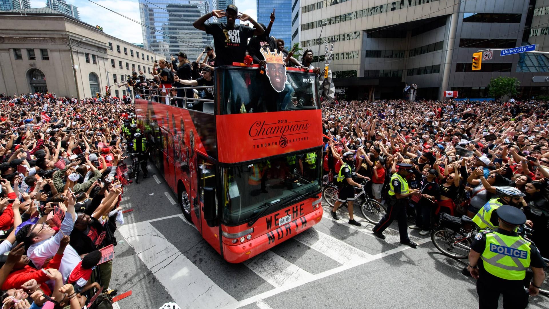 Euphorische Kanadier: Rund eine Million Fans bejubelten den neuen NBA-Champions, die Toronto Raptors, in der Metropole am Ontariosee.