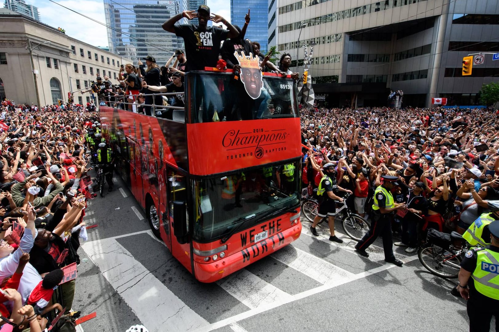 Euphorische Kanadier: Rund eine Million Fans bejubelten den neuen NBA-Champions, die Toronto Raptors, in der Metropole am Ontariosee.