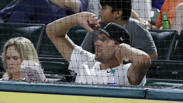 Der ehemalige Dallas Mavericks-Spieler Dirk Nowitzki genießt das Leben als Basketball-Rentner.