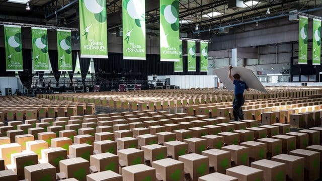 Eine Messehalle ist für die Besucher des Evangelischen Kirchentages mit Papphockern bestuhlt.