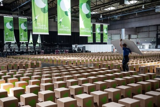 Eine Messehalle ist für die Besucher des Evangelischen Kirchentages mit Papphockern bestuhlt.