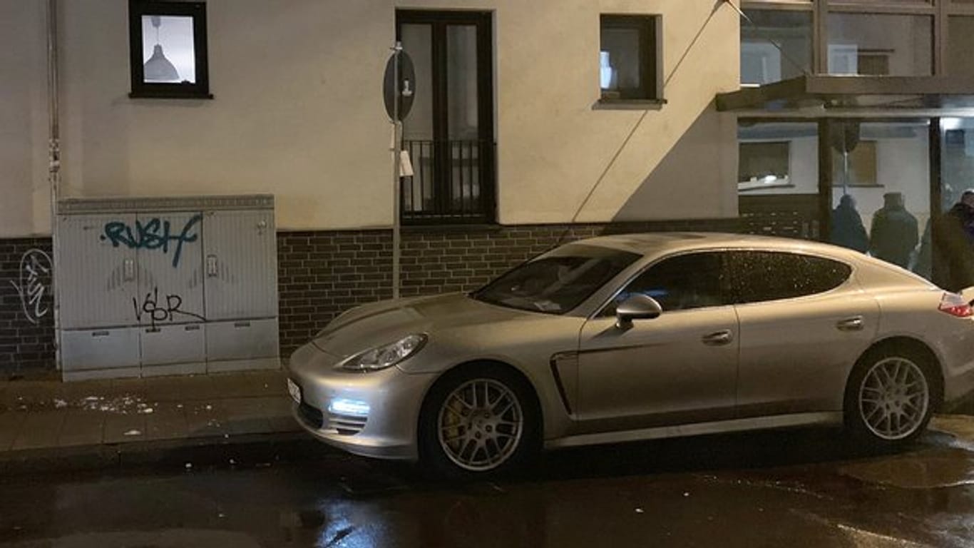 Das Auto der erschossenenen 44-Jährigen steht nach der Tat in der Offenbacher Innenstadt.