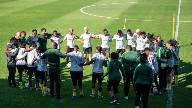 Südafrikas Fußball-Frauen bilden bei der WM in Frankreich beim Training einen Kreis. Südafrikas Fußball-Frauen bilden bei der WM in Frankreich beim Training einen Kreis.