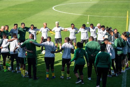 Südafrikas Fußball-Frauen bilden bei der WM in Frankreich beim Training einen Kreis.