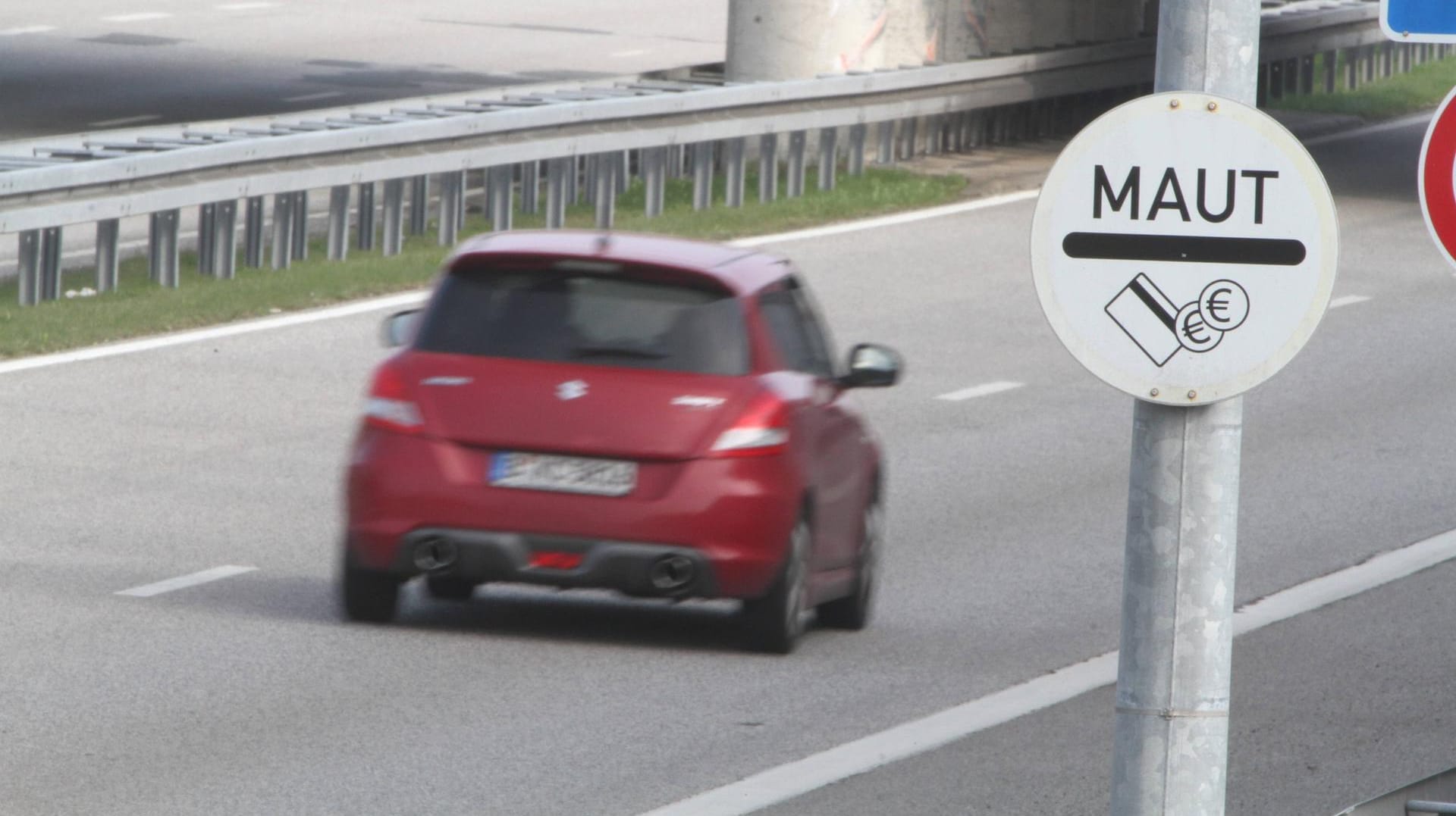 Blick auf eine mautpflichtige Straße: Das Gesetz zur Pkw-Maut gab es bereits – doch umgesetzt werden kann es nun nicht. (Symbolbild)