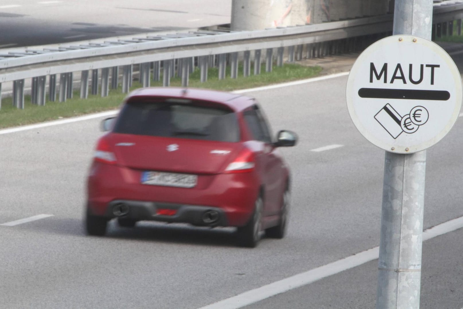 Blick auf eine mautpflichtige Straße: Das Gesetz zur Pkw-Maut gab es bereits – doch umgesetzt werden kann es nun nicht. (Symbolbild)