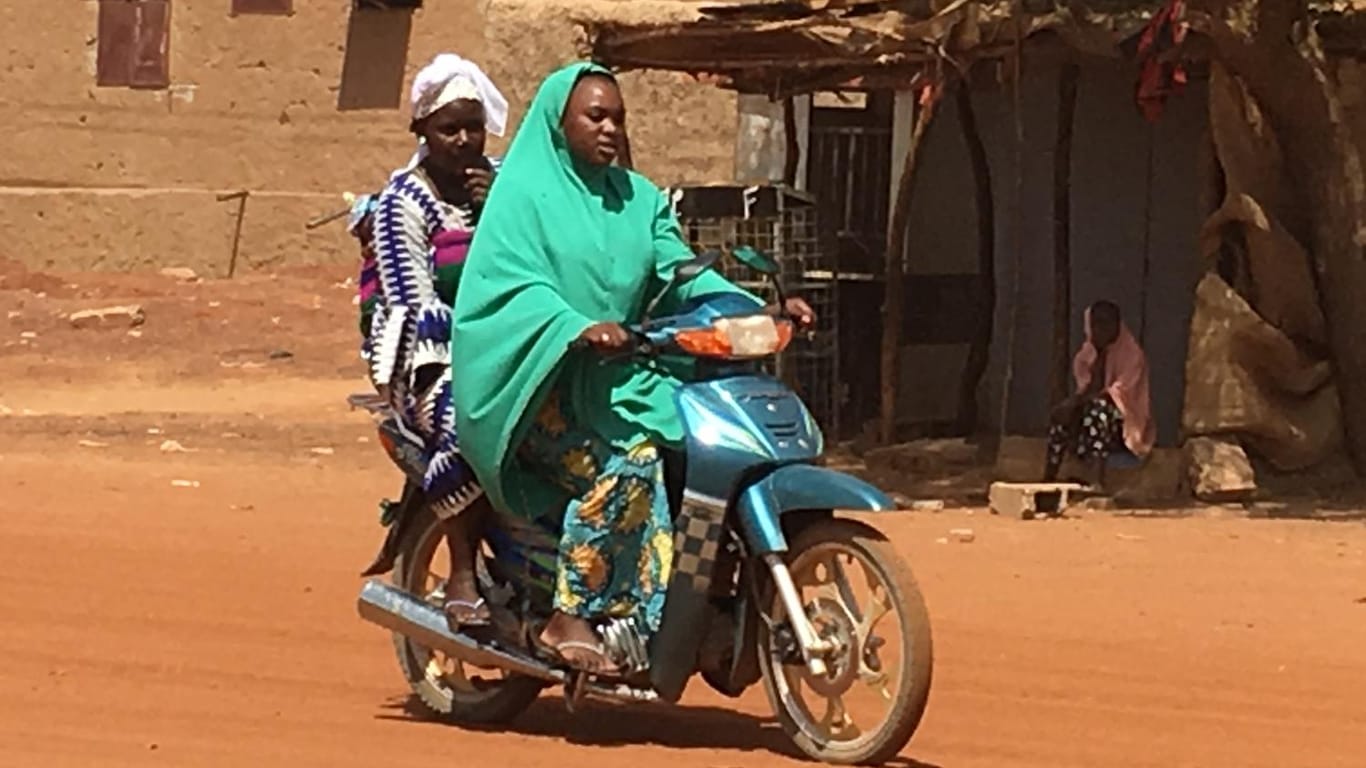 Beliebtes Fortbewegungsmittel und überall in Mali zu sehen: kleine Motorräder.