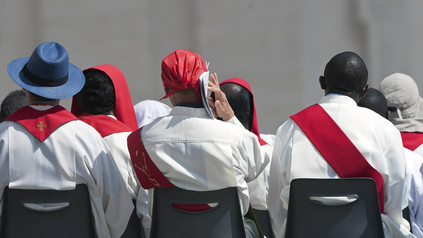 Katholische Priester bei einer Messe auf dem Petersplatz in Rom: Der Vatikan denkt über Priesterweihe von Verheirateten nach.