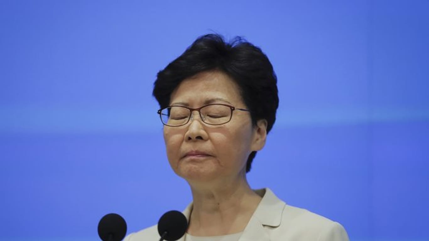 Hongkongs Regierungschefin Carrie Lam hat das umstrittene Gesetz für Auslieferungen an China auf Eis gelegt.